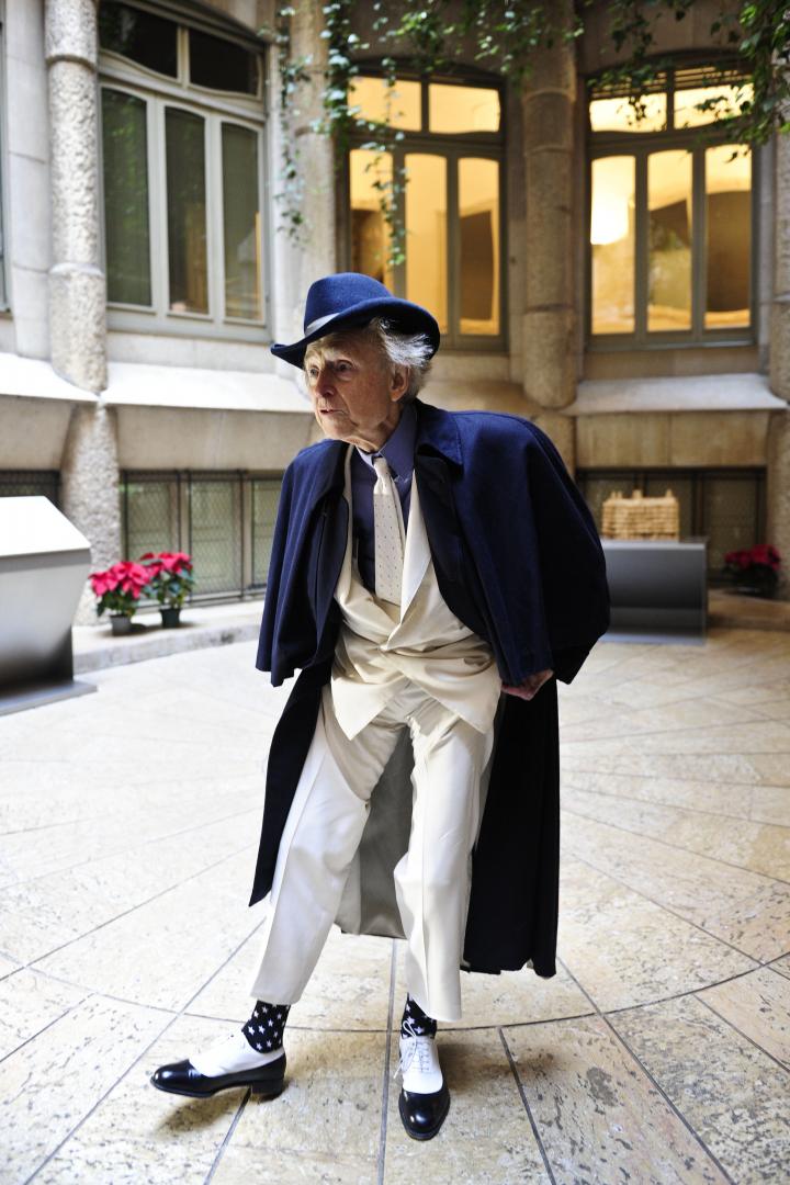Fotografía de INES BAUCELLS SABADELL para Nthephoto. Retrato al escritor americano Tom Wolfe en la Pedrera. Enseña sus calcetines a conjunto con su atuendo habitual.