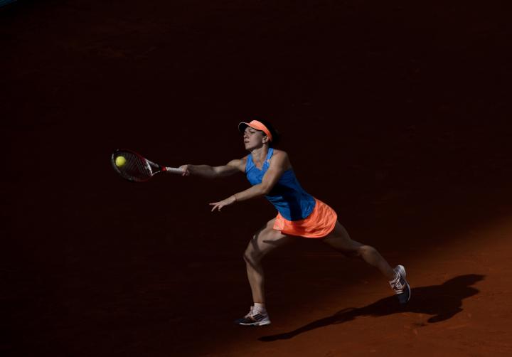 Fotografía de Dani Pozo para Nthephoto. La jugadora rumana Simona Halep devuelve una bola para la jugadora rusa Maria Sharapova durante la final de tenis femenina en la Caja Mágica en Madrid