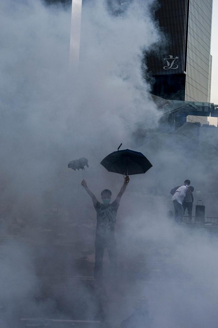 Fotografía de Xaume Olleros para Nthephoto. Umbrella Man - Protestas Hong Kong