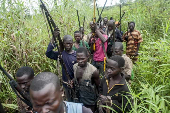 Fotografía de Sylvain Cherkaoui para Nthephoto. Grupo Anti-Balaka en el bosque en Republica de Centrafrica.