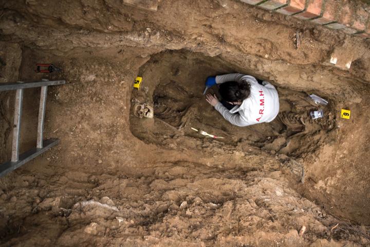 Fotografía de Álvaro Minguito para Nthephoto. Trabajos de exhumación de Timoteo Mendieta a cargo de la ARMH en el cementerio de Guadalajara. 24.01.2016/©ÁlvaroMinguito