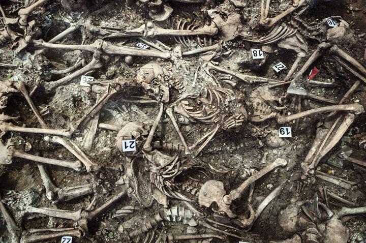 Fotografía de Maria  Arranz para Nthephoto. Fosa común de la guerra civil española en El Estepar, Burgos. Hallados y exhumados casi cien cuerpos de represaliados republicanos fusilados y apilados en cuatro fosas comunes contiguas. 24 de julio de 2014.
