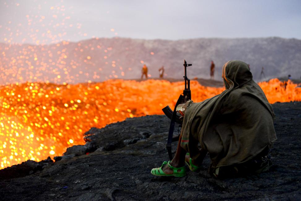 Fotografía de Enrique López-Tapia de Inés para Nthephoto. Un soldado de nuestra escolta armada se tapa con una manta al amanecer junto al volcán en erupción de Erta Ale. Desieero de Danakil, Etiopía. 