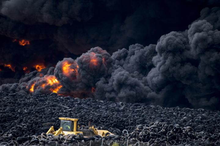 Fotografía de Ismael Herrero Sánchez para Nthephoto. Incendio de Neumáticos en Seseña, en el vertedero ilegal de este tipo más grande de Europa.