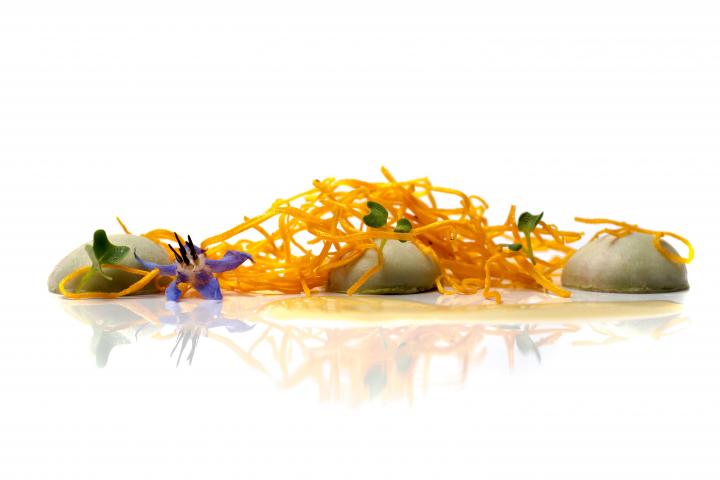 Fotografía de José Antonio Rojo Huerres para Nthephoto. Ravioli de guisante lágrima con papada ibérica de El Club Allard
