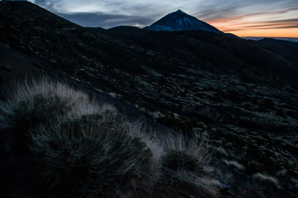 Fotografía de Hugo Rodriguez para Nthephoto. Pico de el Teide, Tenerife. Son los últimos rayos de sol antes de hacerse de noche.