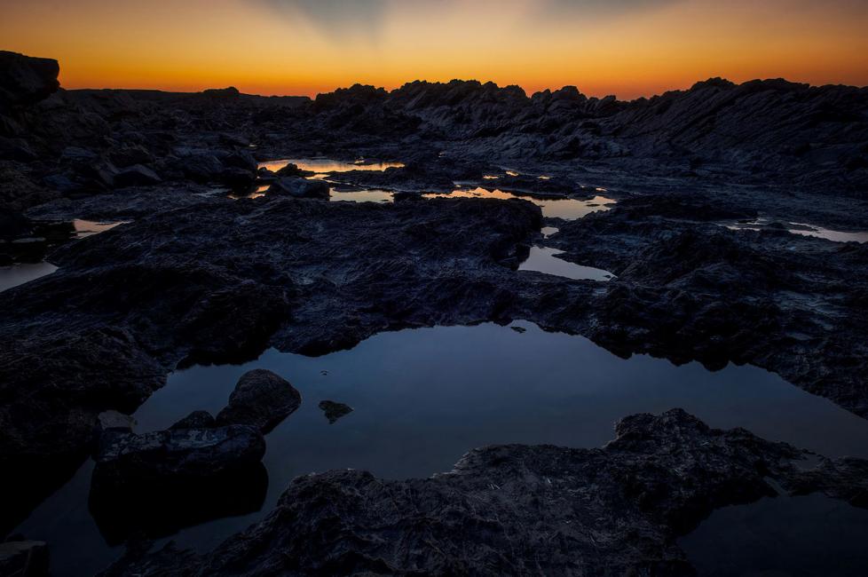 Fotografía de Hugo Rodriguez para Nthephoto. Cap Favaritx, Menorca. Era casi de noche pero aún quedaba algo de luz en el cielo anaranjado. Tomé con varias exposiciones para mostrar el detalle en toda la escena incluso bajo el contraste extremo de la situación.