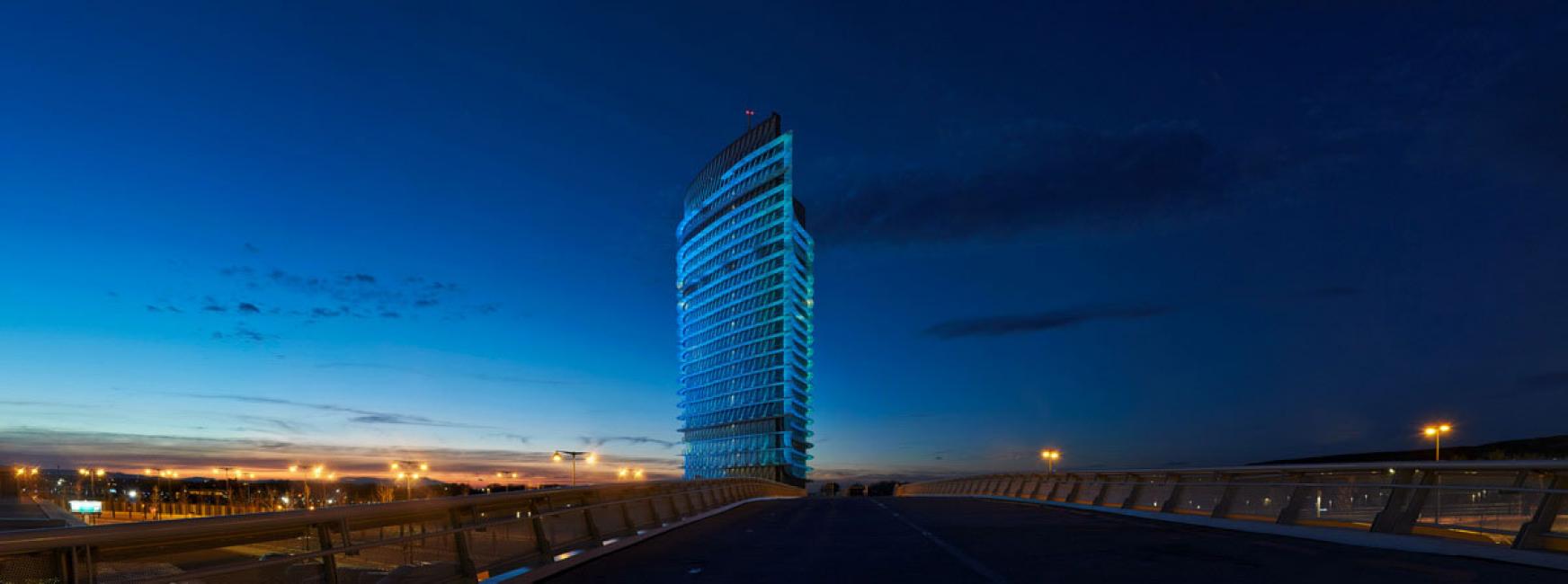 Fotografía de Hugo Rodriguez para Nthephoto. Torre del agua, Zaragoza. Esta es una panorámica construida con 5 fotos verticales.