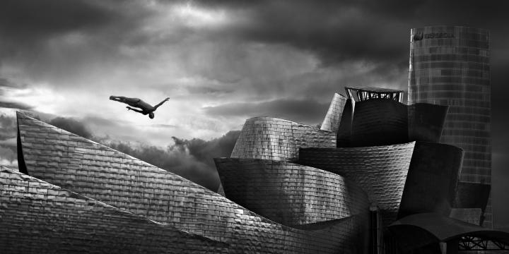 Fotografía de ENRIQUE  MORENO ESQUIBEL para Nthephoto. 1º Premio Nikon. SALTO del Red Bull Cliift Diving.en la fotografia se ve el museo Guggenheim Bilbao y la Torre Iberdrola.