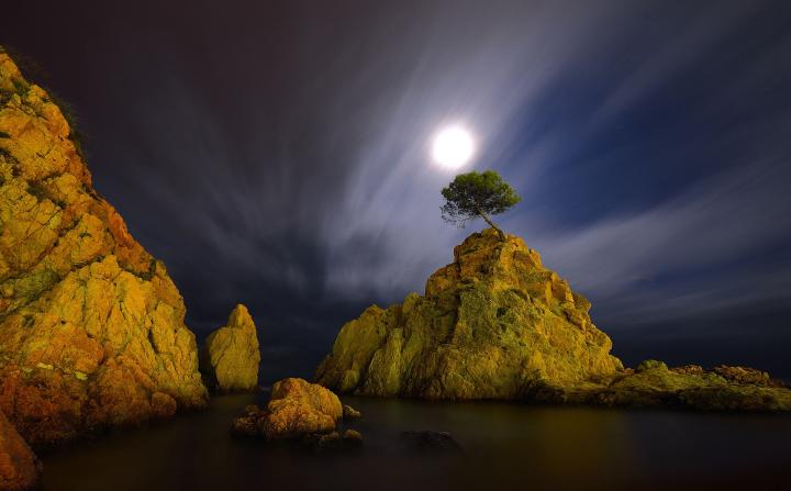 Fotografía de MIQUEL ANGEL  ARTÚS ILLANA para Nthephoto. Fotografía nocturna de larga duración con iluminación natural de la luna llena, la luz de un faro cercano y de la contaminación lumínica de un paseo marítimo próximo 