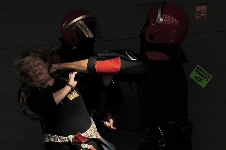 Fotografía de Alvaro  Barrientos para Nthephoto. Una manifestante es golpeada por un policia durante una huelga general en el Pais Vasco.  