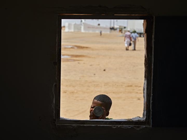 Fotografía de Sergio Rodriguez para Nthephoto. Niño juega a ser fotografo en el campamento de refugiados Saharauis de Dajla, en Argelia.